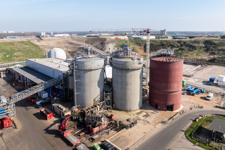 Overzichtsafbeelding vanuit de lucht van de locatie bij Omrin met de vergistingsinstallaties.