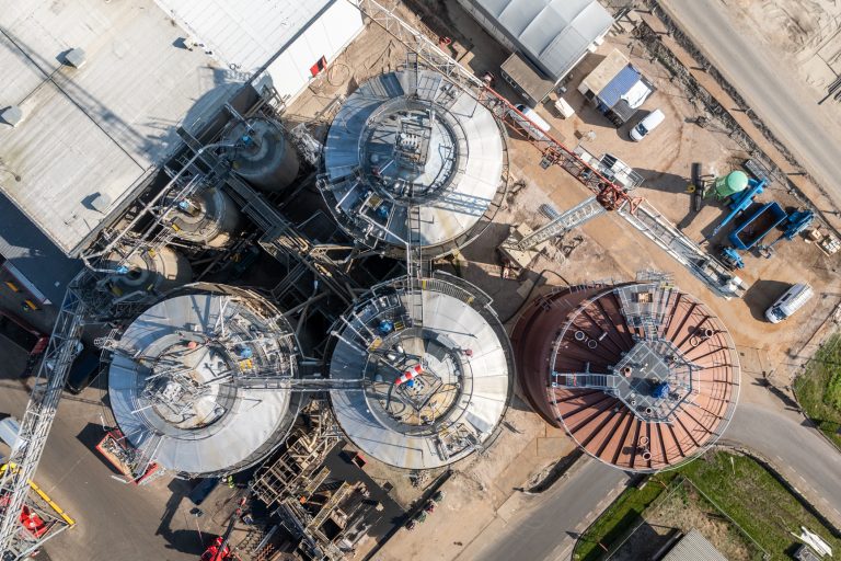 Luchtfoto van de locatie bij Omrin met de vergistingsinstallaties zichtbaar.