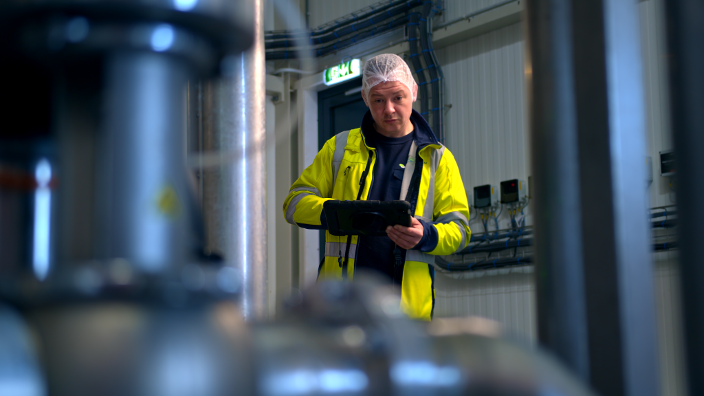 Elektromonteur voert elektrotechnische inspectie uit bij industriële installatie
