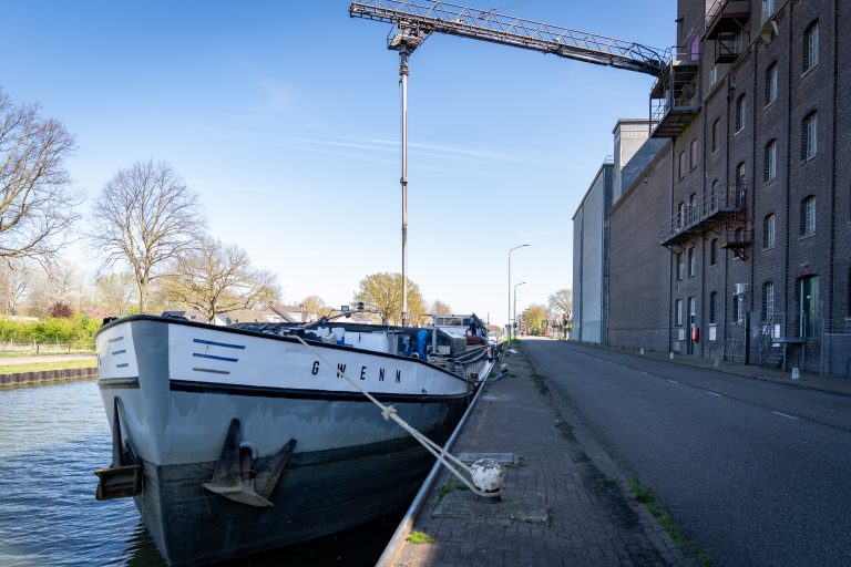 Een schip wordt gelost bij Limagrain in Weert