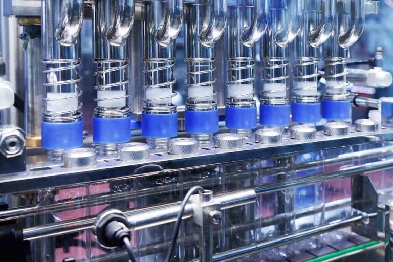 Personal care en cosmetics - productielijn doppen op flessen